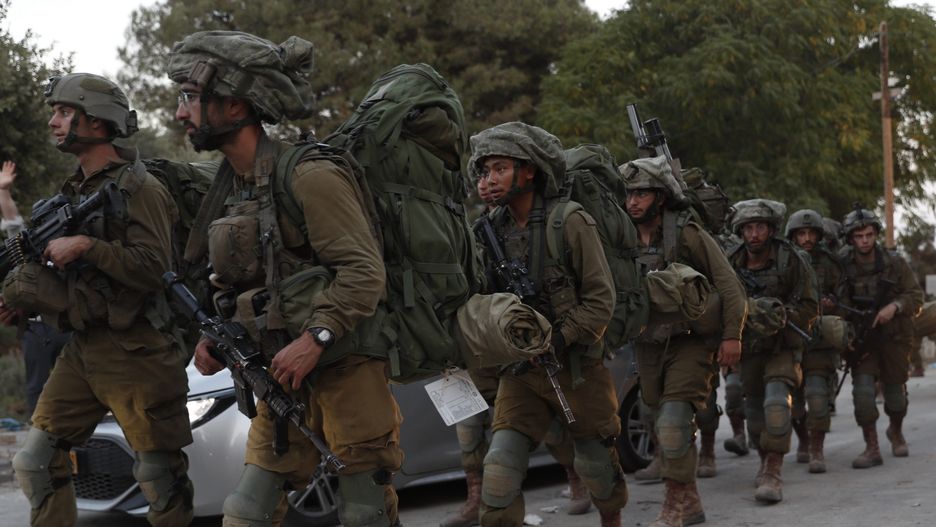 Aftermath of Hamas attack in Be'eri, Israel
epa10913868 Israeli soldiers patrol the area of Be'eri, Israel, 11 October 2023. According to Israeli officials, 108 Israeli bodies were found in the Be'eri kibbutz, near the Gaza border, following Hamas attack on 07 October. More than 1,200 Israelis have been killed and over 2,800 others injured, according to the Israel Defense Forces (IDF), after the Islamist movement Hamas launched an attack against Israel from the Gaza Strip on 07 October. More than 3,000 people, including 1,500 militants from Hamas, have been killed and thousands injured in both Gaza and Israel since the conflict erupted, according to Israeli military sources and Palestinian officials.  EPA/ATEF SAFADI 
Dostawca: PAP/EPA.
ATEF SAFADI