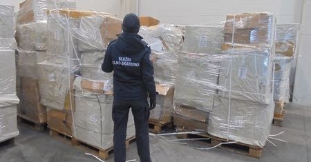 Zamiast oryginałów – tanie imitacje. Wykryli 11 ton damskich torebek