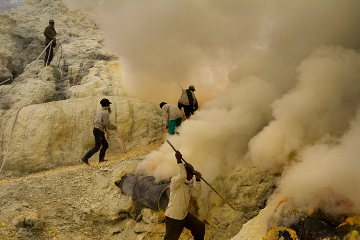 Kawah Ijen, czyli kopalnia siarki w kraterze wulkanu - wystawa Wojciecha Grzędzińskiego 3