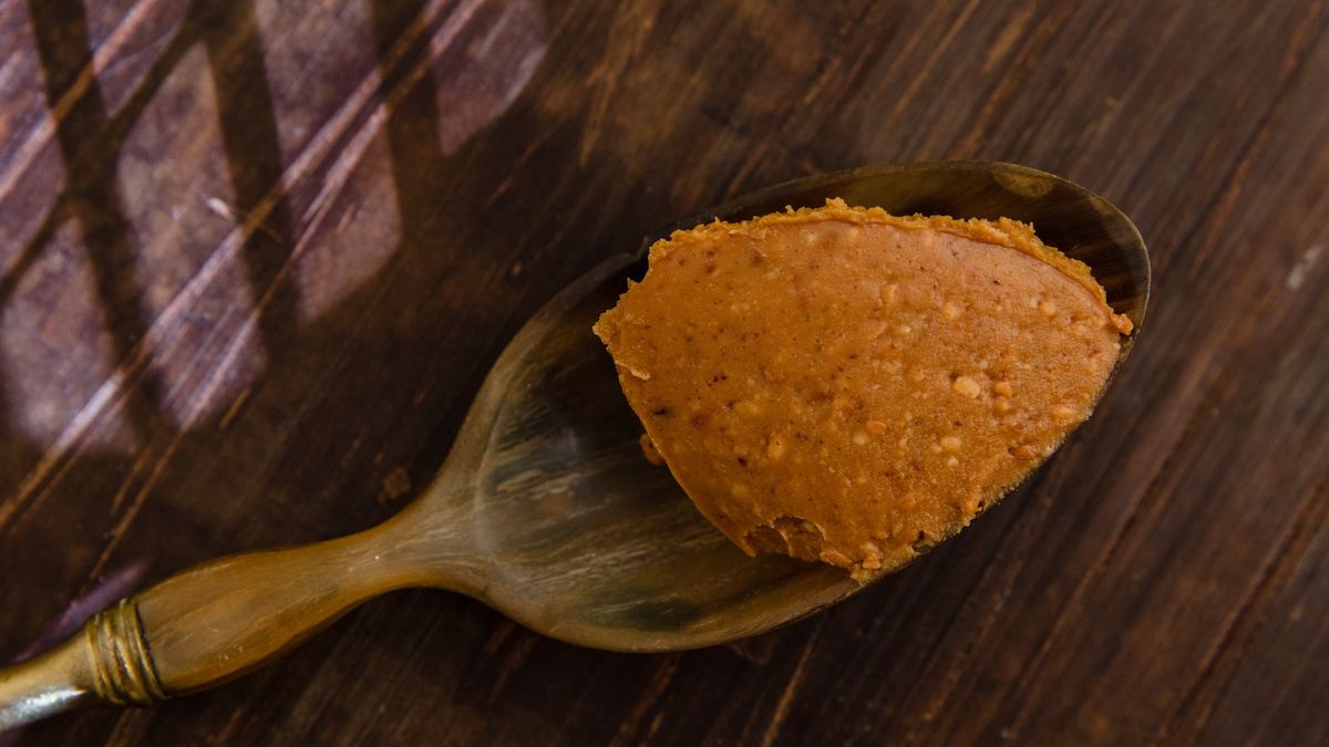 Peanut butter.
Peanut butter. Antique spoon with peanut butter. Wooden board. Light effect.
annick vanderschelden photograph
paste, peanuts, sweeteners, emulsifier, flavour, nutritional, anaphylaxis