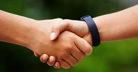 Uścisk dłoni stanie się przeszłością? Brytyjczycy już nad tym pracują