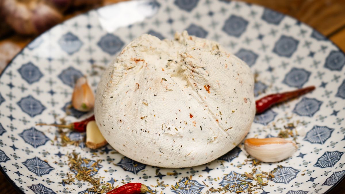 Kremowy labneh z ziołami