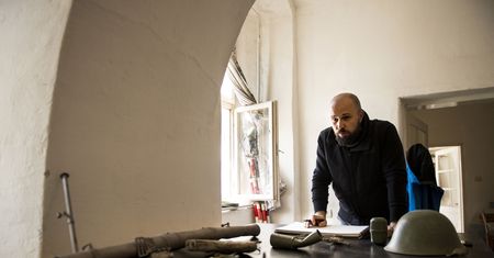 Materiałów szuka na wojskowych złomowiskach. Tworzy orkiestrę