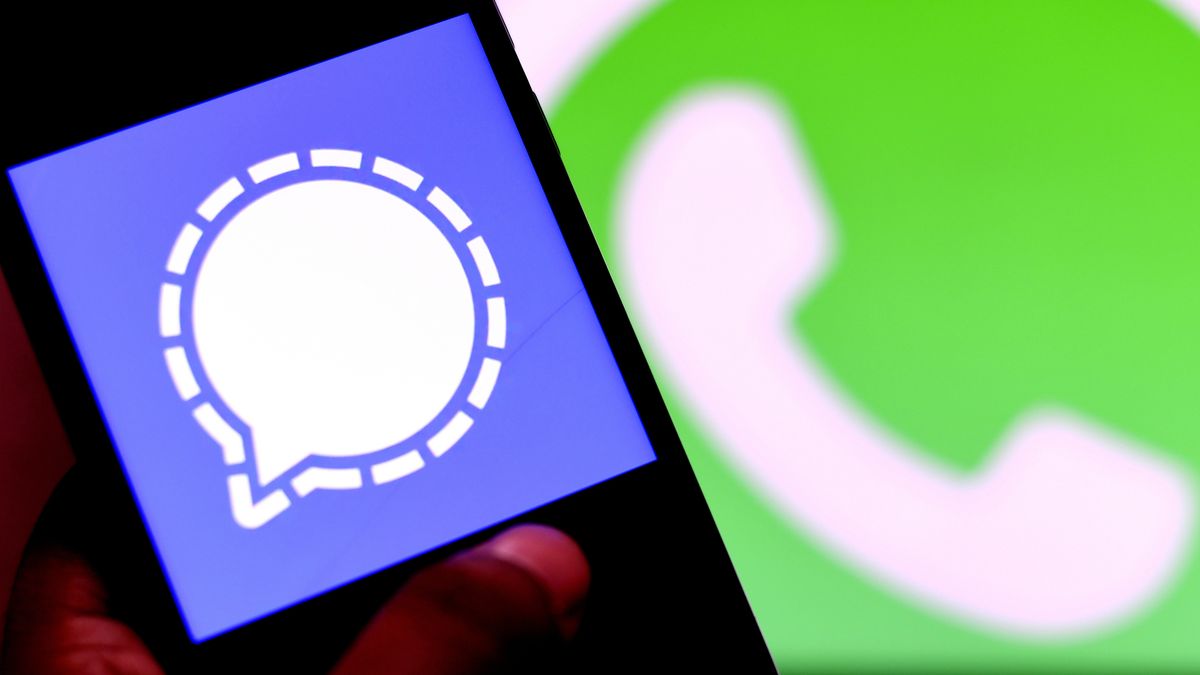 INDIA - 2021/01/18: In this photo illustration a Signal logo seen displayed on a smartphone with a WhatsApp logo in the background. (Photo Illustration by Avishek Das/SOPA Images/LightRocket via Getty Images)