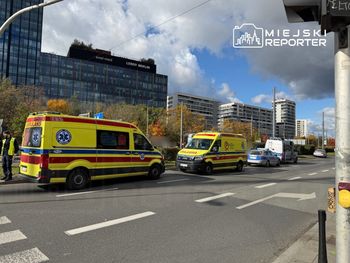 Warszawa: Mężczyzna wjechał w motocyklistę i potrącił troje pieszych