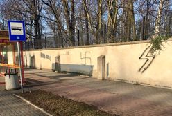 Oświęcim. Nazistowskie symbole na murze cmentarza żydowskiego