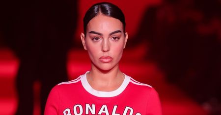 Georgina Rodriguez bawi się z gromadką dzieci w Paryżu. Internauci GANIĄ ją za strój: "NIE MASZ WSTYDU" (FOTO)
