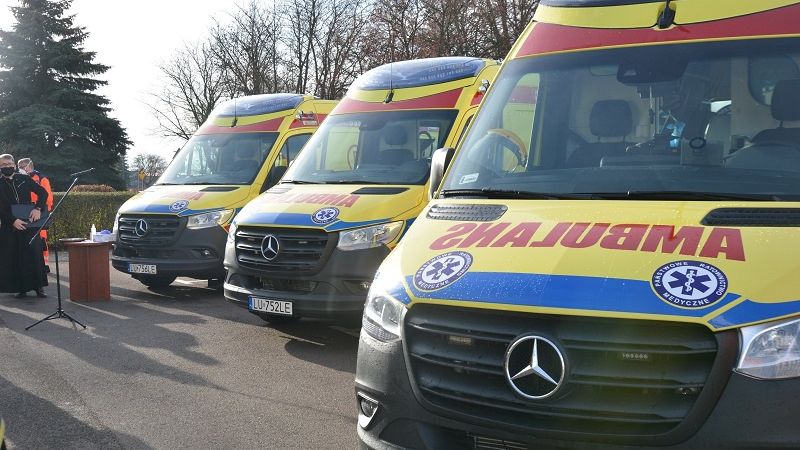 ambulans karetka pogotowia ratunkowego