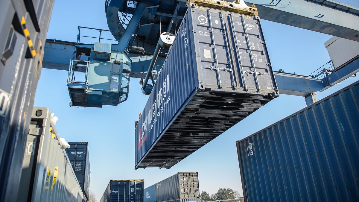 Małaszewicze, przeładunek pociągu kontenerowego z Chin 