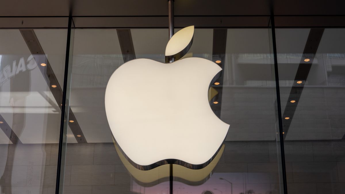 SHANGHAI, CHINA - OCTOBER 29, 2021 - An Apple store is seen on Nanjing Road Pedestrian street in Shanghai on October 29, 2021. In its fiscal fourth quarter of 2021, Apple reported revenue of $83.4 billion, up 29% from the same period last year, including revenue from Greater China of $14.563 billion, up 83% from $7.946 billion a year earlier. (Photo credit should read Wang Gang / Costfoto/Barcroft Media via Getty Images)