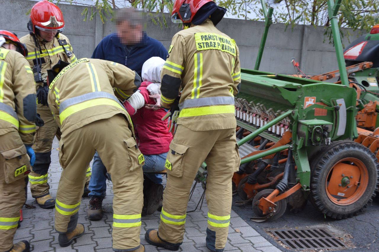 Straszny wypadek. Maszyna wciągnęła kobiecie rękę