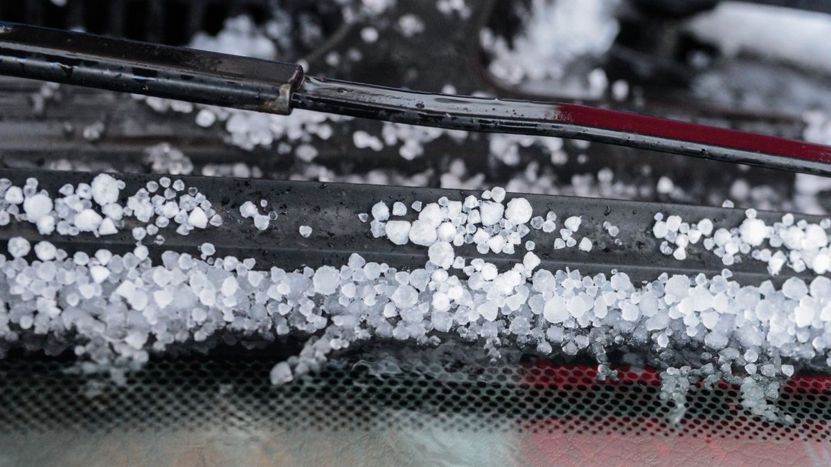 Grad może uszkodzić nie tylko nadwozie, ale także szyby, jeśli kule są pokaźnych rozmiarów