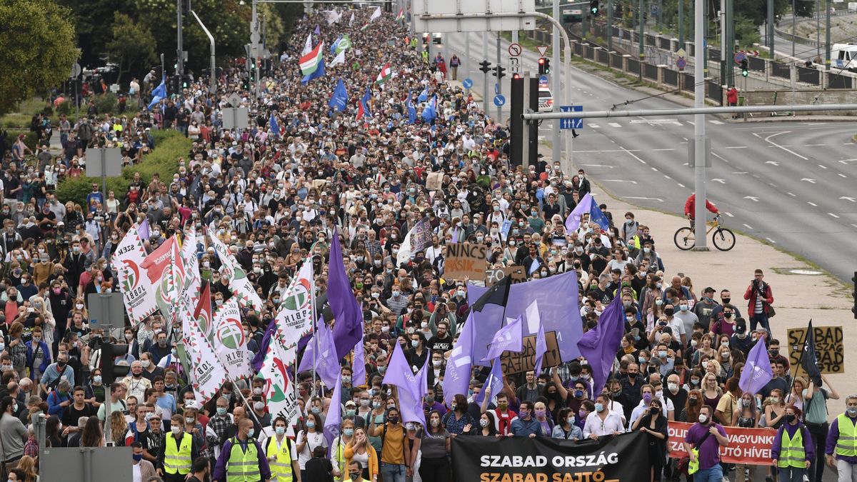 Budapeszt. Liczne protesty. Węgrzy stanęli w obronie niezależnego portalu internetowego