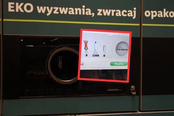 Przeszedł się po śmietnikach. Uzbierał 1200 butelek. Tyle zarobił