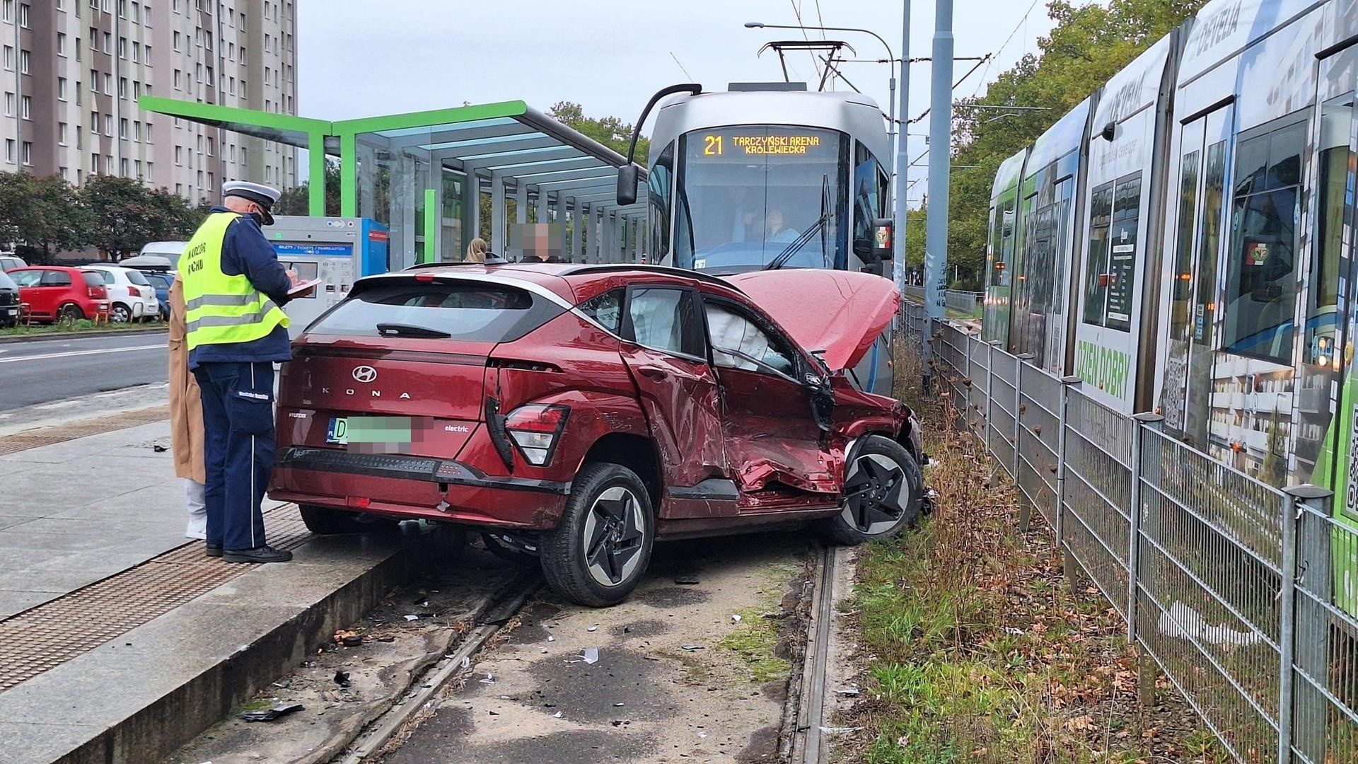 Wypadek samochodu i tramwaju we Wrocławiu