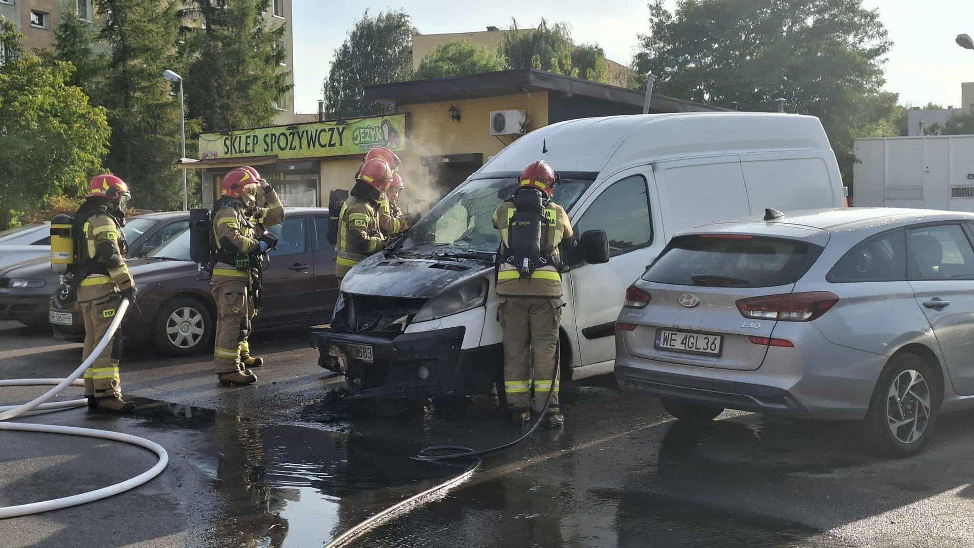 W busie zaparkowanym na parkingu przy ulicy Wyścigowej paliła się komora silnika.