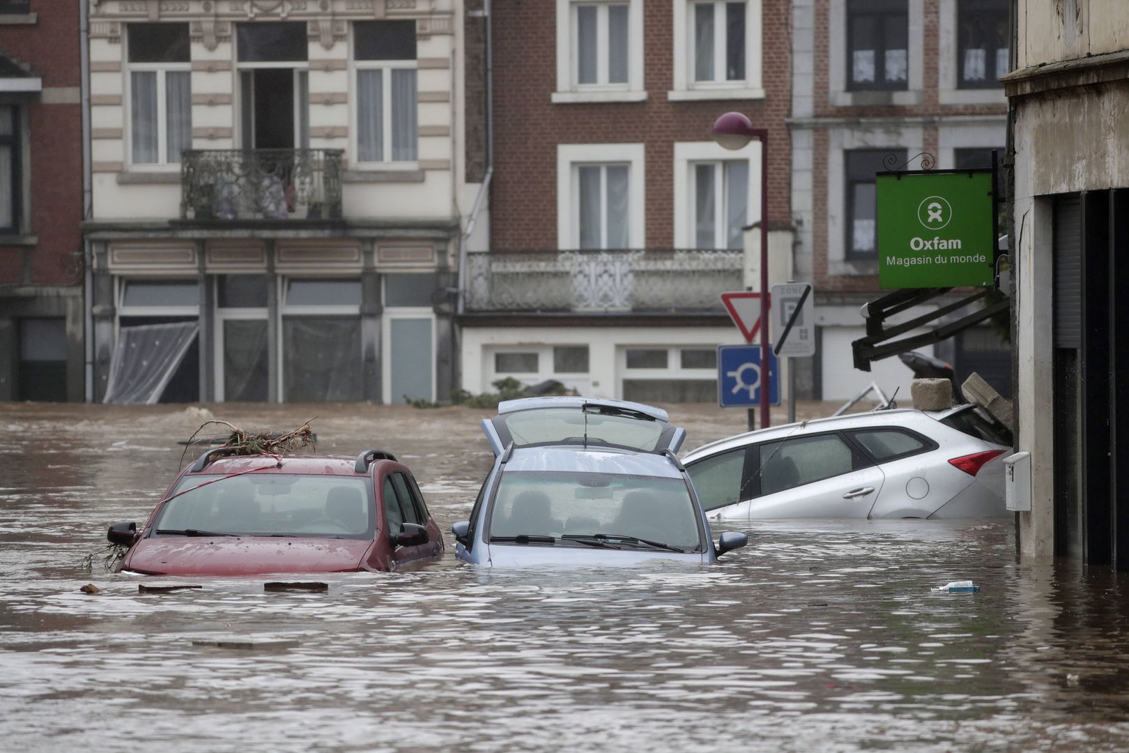Auta po powodzi – jak je rozpoznać? Czym grozi zakup zalanego auta?