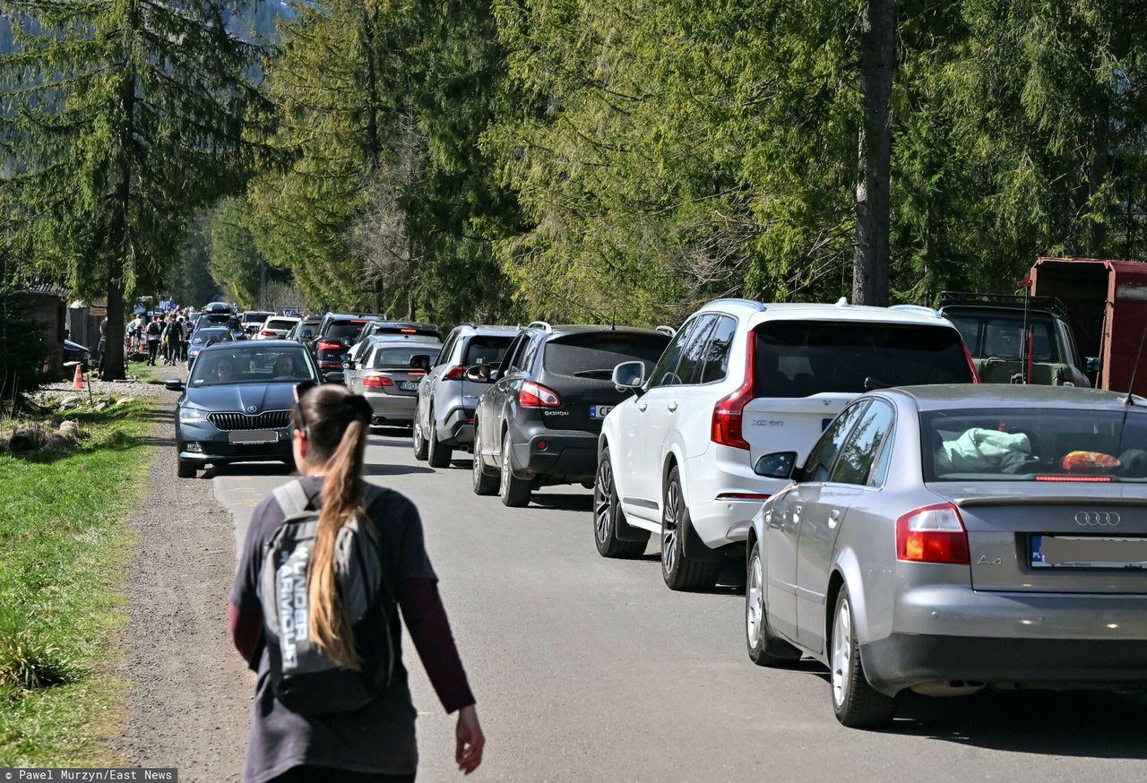 Gminy górskie chcą pobierać od turystów opłaty za parkingi w weekendy 