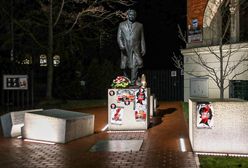 Szczecin. Pomnik Lecha Kaczyńskiego oklejony plakatami