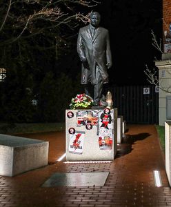 Szczecin. Pomnik Lecha Kaczyńskiego oklejony plakatami