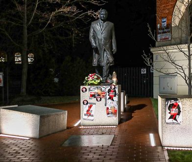 Szczecin. Pomnik Lecha Kaczyńskiego oklejony plakatami