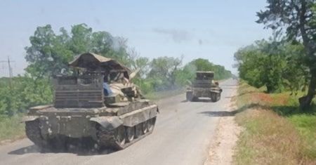 Antyk w stylu Mad Maxa. T-62 z klatkami jadą na wojnę