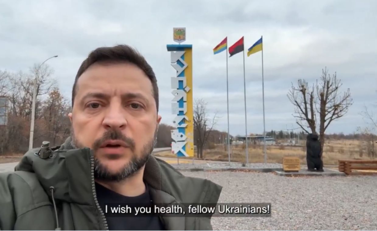 Volodymyr Zelenskyy against the background of the Bandera flag / screenshot