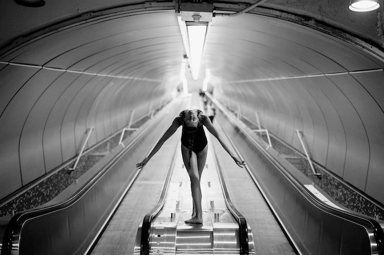 Melika Dez podróżuje po całym świecie i fotografuje baleriny tańczące na tle ich miast