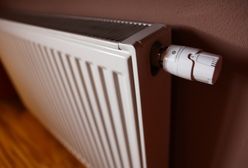 Powiesili w bloku kartkę o bonie ciepłowniczym. Mieszkańcy krytykują