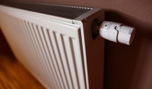 Powiesili w bloku kartkę o bonie ciepłowniczym. Mieszkańcy krytykują