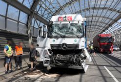 Warszawa. Trasa S8. Zderzenie dwóch pojazdów ciężarowych i spore utrudnienia