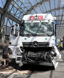 Warszawa. Trasa S8. Zderzenie dwóch pojazdów ciężarowych i spore utrudnienia