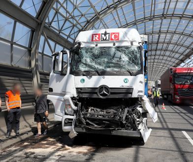 Warszawa. Trasa S8. Zderzenie dwóch pojazdów ciężarowych i spore utrudnienia