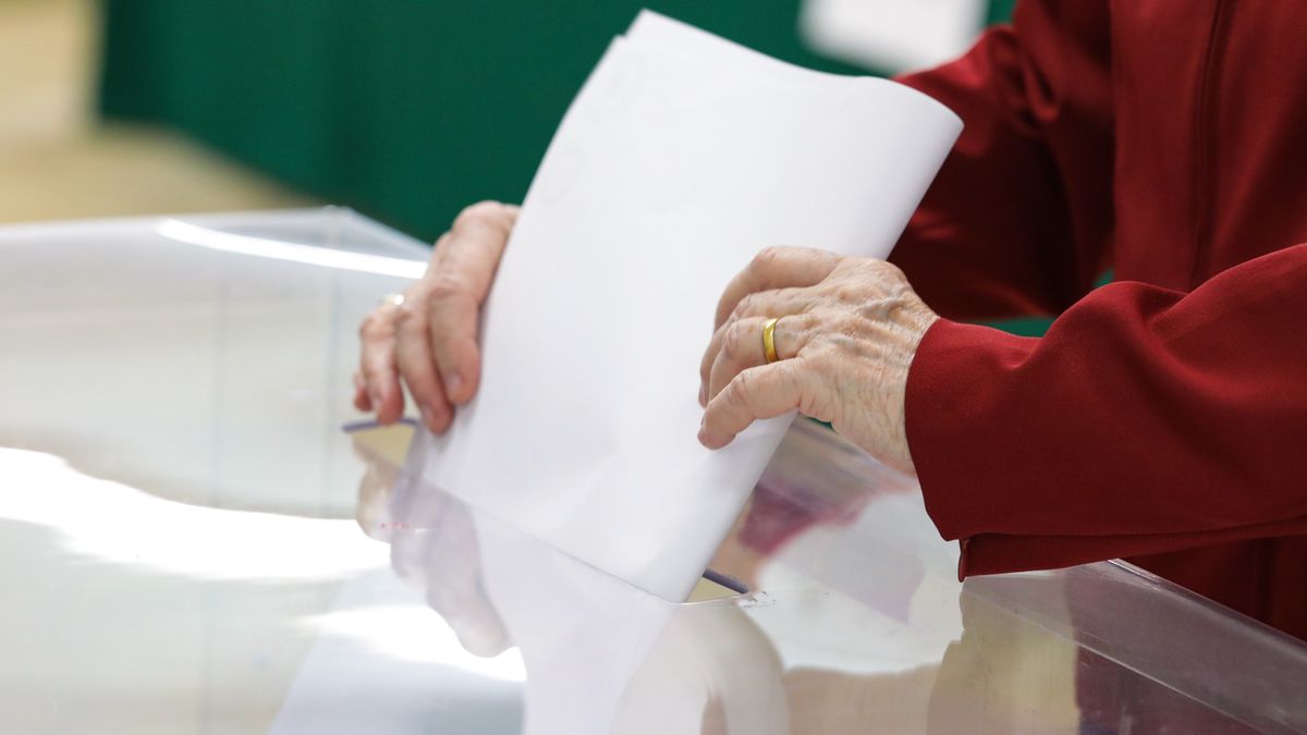 Wybory samorządowe 2024. Kobieta wrzucająca głos do urny