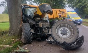 Ciągnik rozbił się na drzewie. Wiemy, co z kierowcą
