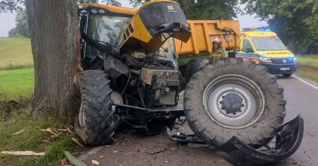 Ciągnik rozbił się na drzewie. Wiemy, co z kierowcą