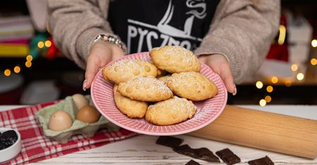 Ciasteczka szyszki prosto z babcinego zeszytu. Idealnie kruche i z pyszną niespodzianką w środku