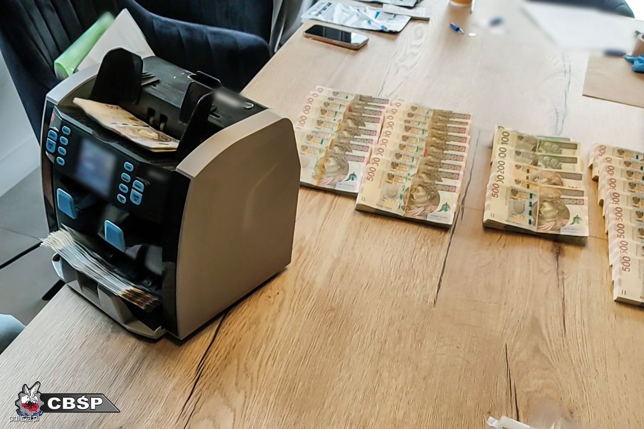 Oszustwa vat na wielką skalę: zatrzymania i zarzuty dla 52 osób.