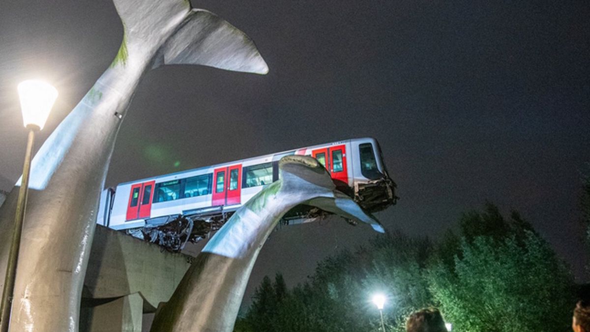  Pociąg metra przebił się przez przystanek i wylądował na 10-metrowym dziele sztuki tzw. "Ogony wieloryba".