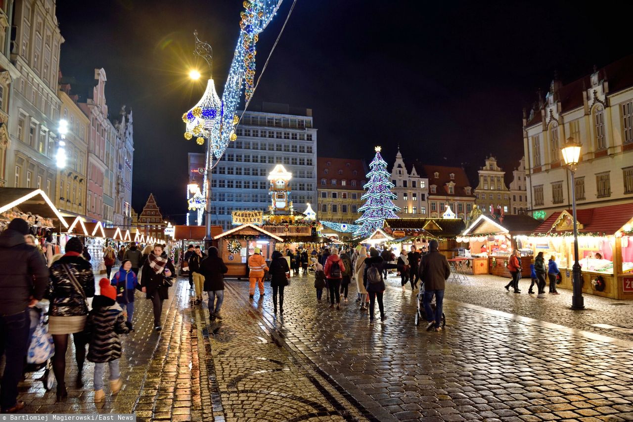 Wrocław: Na Rynku powstaje zupełnie nowa choinka. Udaje prawdziwą