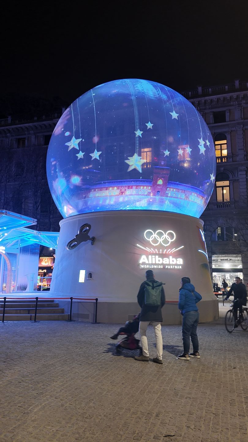 Wieczorne pokazy w Mediolanie są wyjątkowe i przyciągają tłum