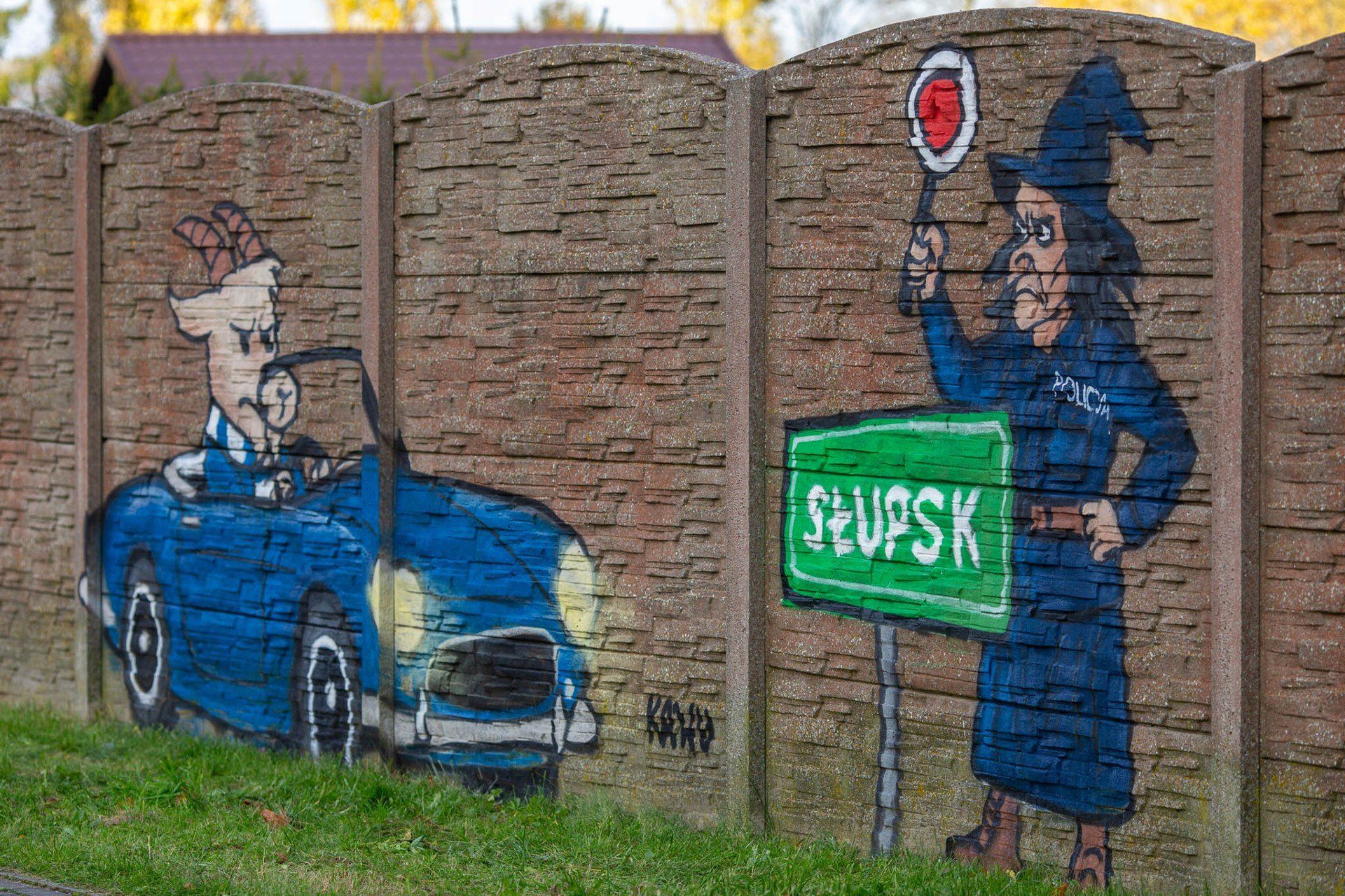 Mural na ogrodzeniu w pobliżu Komendy Miejskiej Policji w Słupsku.