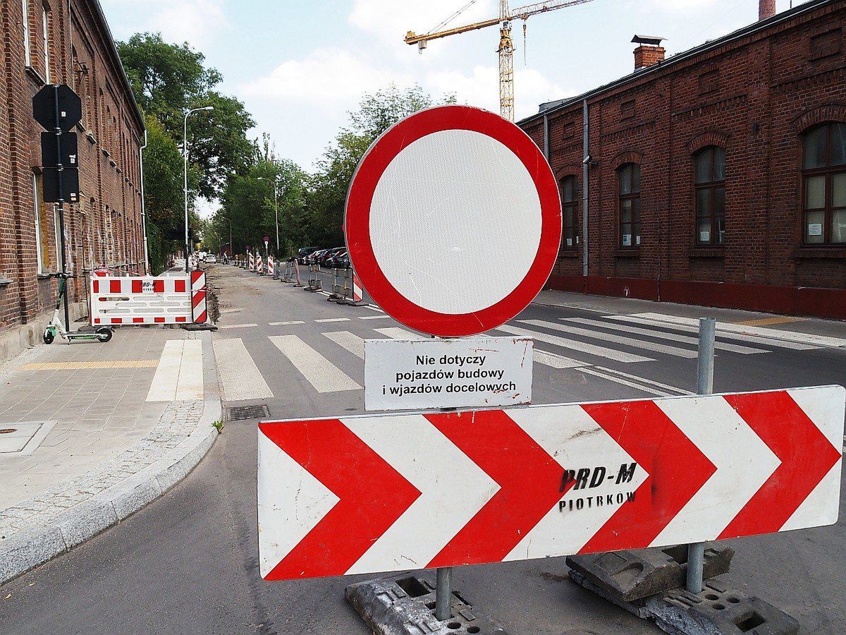 Łódź: Komunikacyjny chaos na Tymienieckiego. Piesi chodzą po jezdni, auta jeżdżą po chodniku, a rowerzyści nie wiedzą, co robić