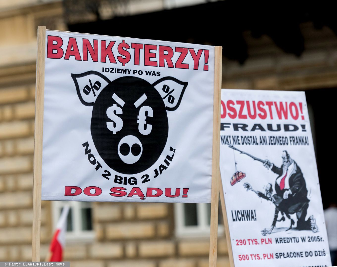 Protest frankowicz�w
PHOTO: PIOTR BLAWICKI / EAST NEWS   WARSZAWA    PROTEST FRANKOWICZOW   5 TYSIECY OSOB WZIELO UDZIAL W MANIFESTACJI OSOB Z KREDYTEM MIESZKANIOWYM WE FRANKACH SZWAJCARSKICH. MANIFA ROZPOCZELA SIE POD PALACEM PREZYDENCKIM NASTEPNIE KILKA TYSIECY OSOB PRZESZLO KRAKOWSKIM PRZEDMIESCIEM POD BANK NBP I MINISTERSTWO FINANSOW. PO DRODZE NA DRZWIACH KAZDEGO Z BANKOW PRZYKLEJANO PRAWOMOCNY WYROK POLSKIEGO SADU UNIEWAZNIAJACY KLAUZULE ROZLICZANIA KREDYTU POPRZEZ INDEKSOWANIE GO WE FRANKU SZWAJCARSKIM  MA POCZATKU MANIFESTACJI SZEDL MEZCZYZNA PRZEBRANY ZA GRUBEGO BANKIERA KTORY CIAGNAL NA LANCUCHU DZIECI PRZYKUTE DO KREDYTU  28 / 02 / 2015
BLAWICKI PIOTR