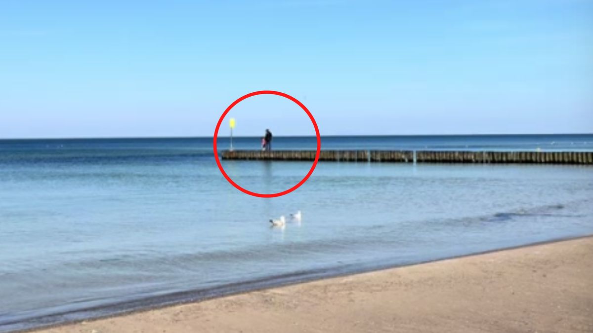 Spacerował z dzieckiem po falochronie