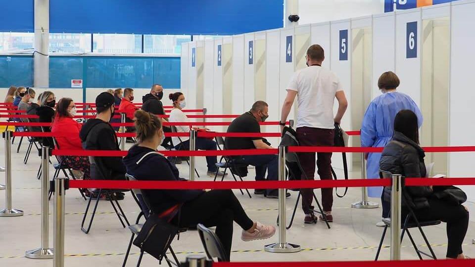 Punkt szczepień powszechnych w hali lodowiska Icemania