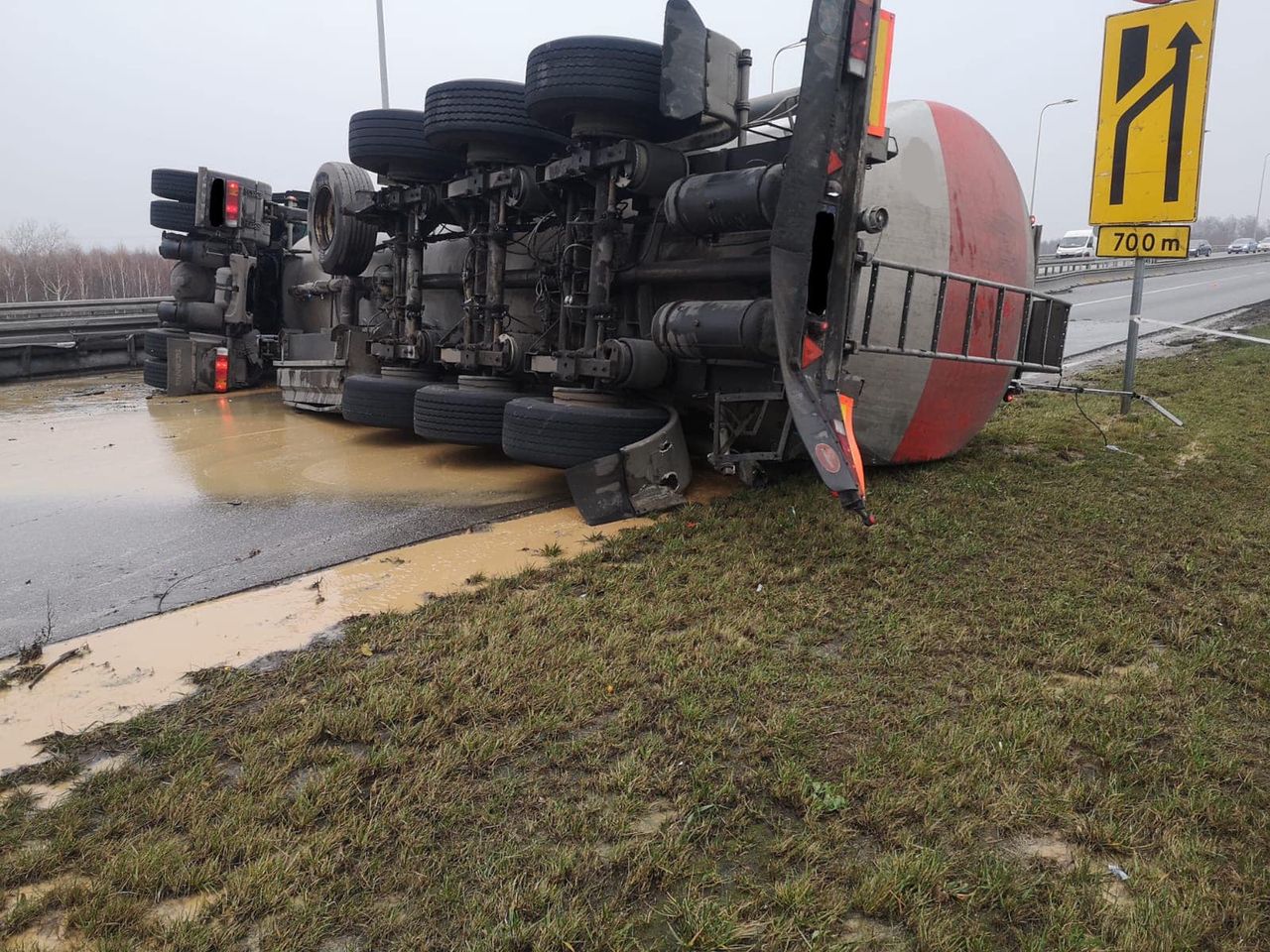 Poważne utrudnienia na A1. Cysterna zablokowałą cała jezdnię. Fot. Auto Centrum Pomoc Drogowa Rajek