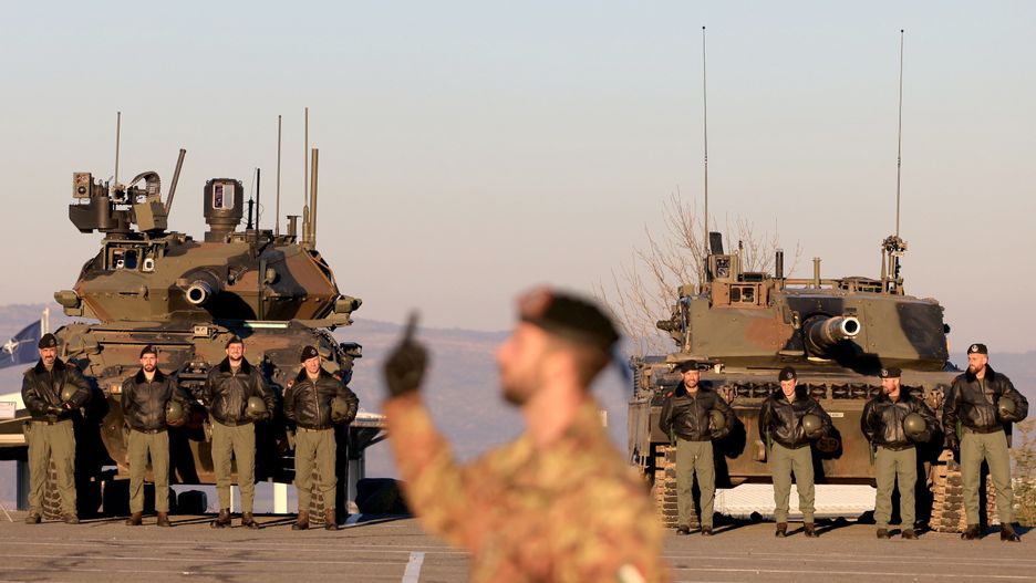 epaselect epa11786009 Members of the Multinational Battle Group stand in front of their military machinery during NATO Secretary General Mark Rutte's visit to the military camp 'Novo Selo' in Bulgaria, 19 December 2024. NATO Secretary General Rutte paid a visit to the training center to address troops from the NATO Multinational Battle Group. EPA/VASSIL DONEV Dostawca: PAP/EPA.