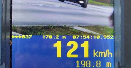 Kierowca mercedesa pędził 121 km/h w terenie zabudowanym. Stracił prawo jazdy!