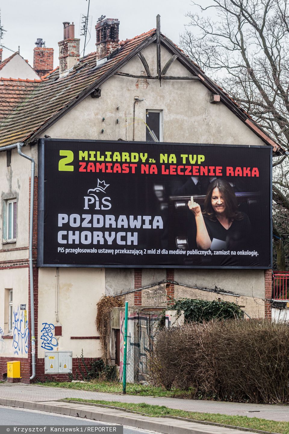 Joanna Lichocka chce przeprosin za billboardy ze swoim "gestem"